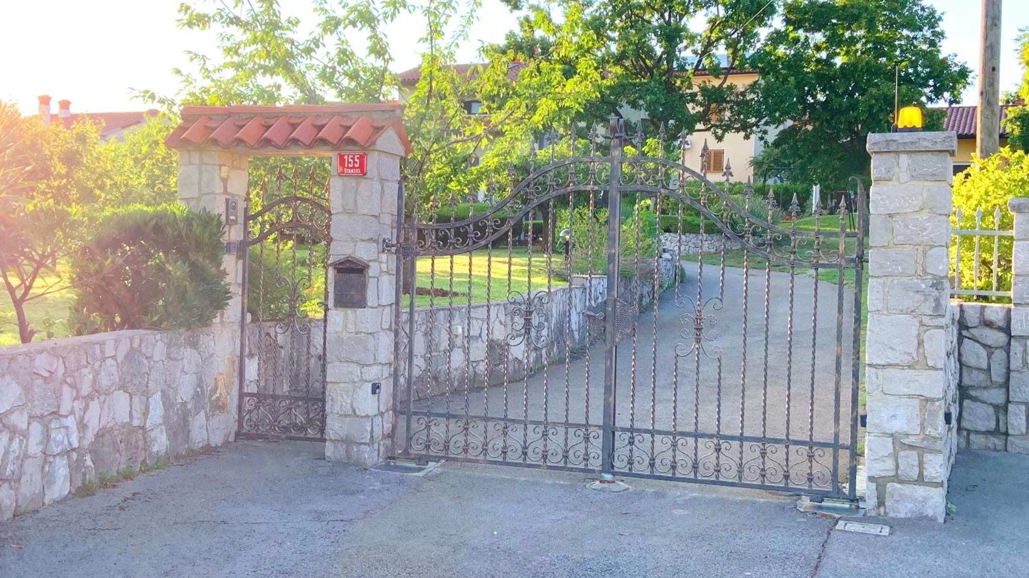 Garden Villa Štanjel エクステリア 写真